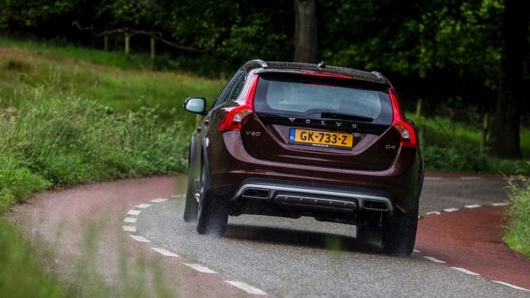 Autotest Volvo V60 Cross Country, de stoere V60 met extra bodemvrijheid en een offroad uitstraling waarbij de diesel van 20% bijtelling profiteert.