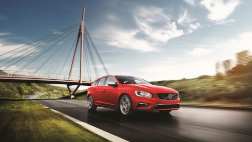 Volvo V60 Plug-in Hybrid nu vanaf 59.995 euro als Momentum. Liefhebbers kunnen de plug-in hybride van Volvo ook in modeljaar 2015 als R-Design bestellen.