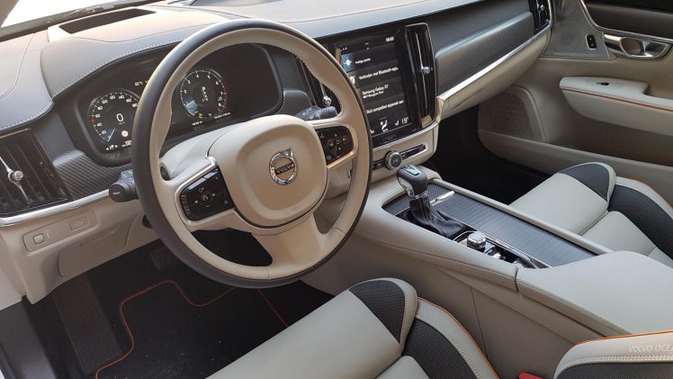 Volvo kleedt de speciale Volvo Ocean Race editie van de V90 Cross Country bijzonder aan.