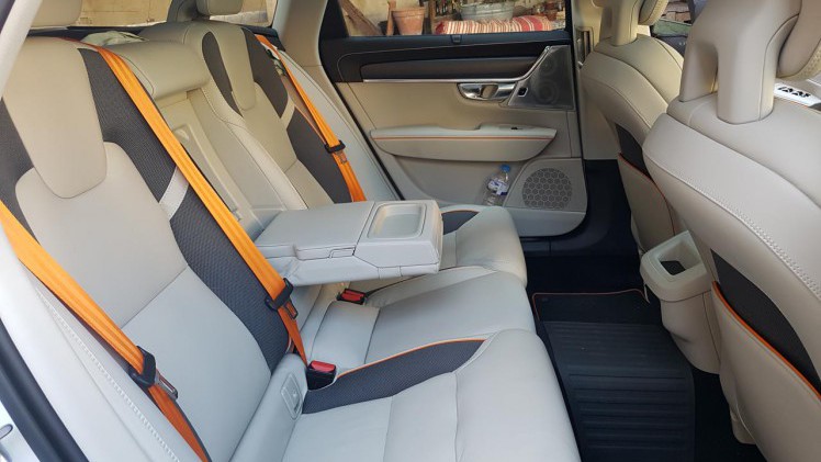 Volvo kleedt de speciale Volvo Ocean Race editie van de V90 Cross Country bijzonder aan.