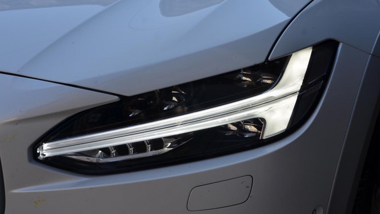 Volvo kleedt de speciale Volvo Ocean Race editie van de V90 Cross Country bijzonder aan.