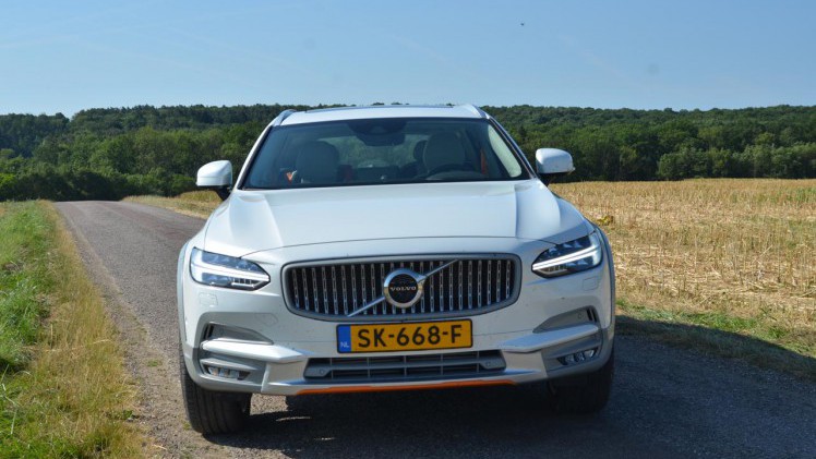 Volvo kleedt de speciale Volvo Ocean Race editie van de V90 Cross Country bijzonder aan.