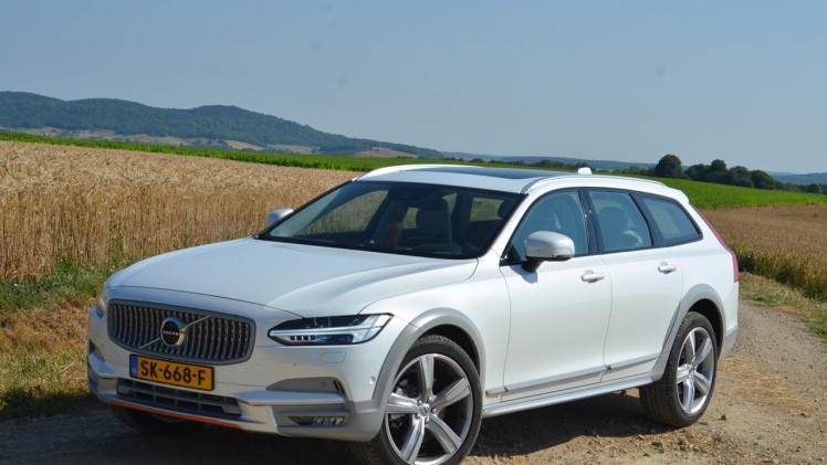 Volvo kleedt de speciale Volvo Ocean Race editie van de V90 Cross Country bijzonder aan.