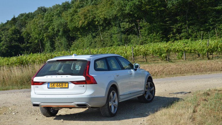 Volvo kleedt de speciale Volvo Ocean Race editie van de V90 Cross Country bijzonder aan.