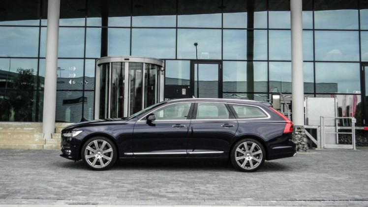 Autotest Volvo V90 D4 Inscription Geartronic, de Zweedse Estate met veel ruimte en comfort loopt over van verfijning en rust. Is hij klaar voor de Duitsers?