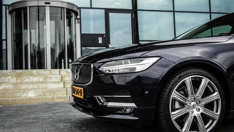Autotest Volvo V90 D4 Inscription Geartronic, de Zweedse Estate met veel ruimte en comfort loopt over van verfijning en rust. Is hij klaar voor de Duitsers?