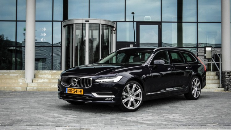 Autotest Volvo V90 D4 Inscription Geartronic, de Zweedse Estate met veel ruimte en comfort loopt over van verfijning en rust. Is hij klaar voor de Duitsers?