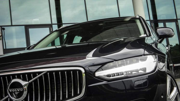 Autotest Volvo V90 D4 Inscription Geartronic, de Zweedse Estate met veel ruimte en comfort loopt over van verfijning en rust. Is hij klaar voor de Duitsers?