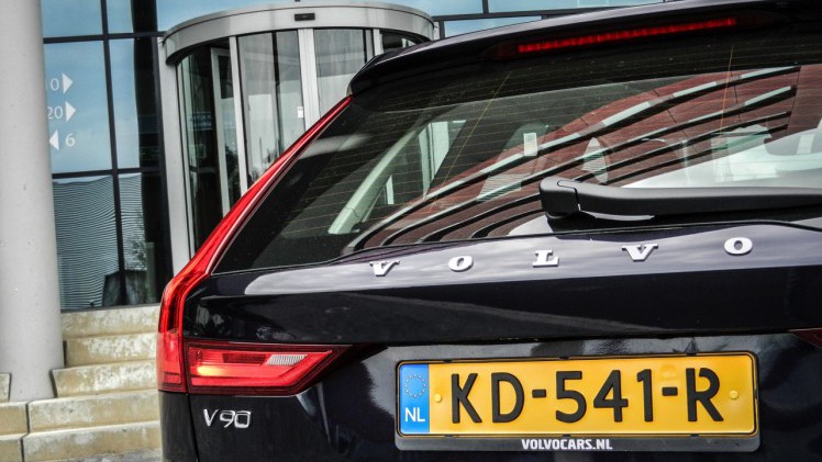 Autotest Volvo V90 D4 Inscription Geartronic, de Zweedse Estate met veel ruimte en comfort loopt over van verfijning en rust. Is hij klaar voor de Duitsers?