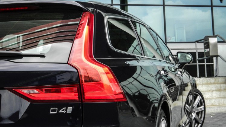 Autotest Volvo V90 D4 Inscription Geartronic, de Zweedse Estate met veel ruimte en comfort loopt over van verfijning en rust. Is hij klaar voor de Duitsers?