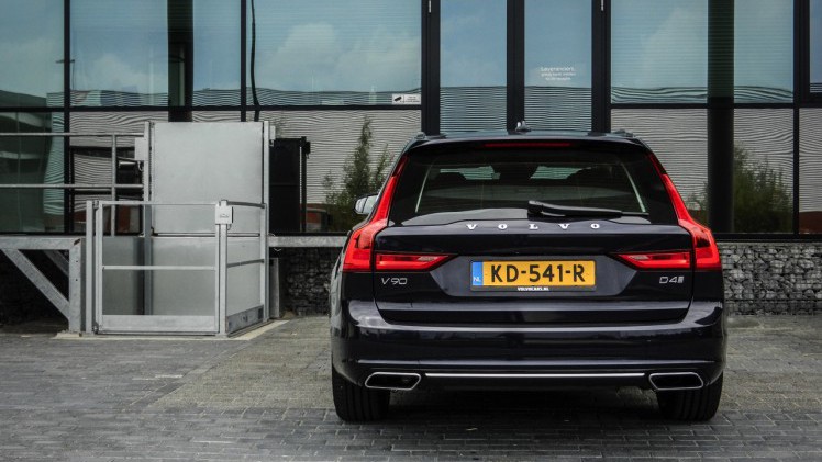 Autotest Volvo V90 D4 Inscription Geartronic, de Zweedse Estate met veel ruimte en comfort loopt over van verfijning en rust. Is hij klaar voor de Duitsers?