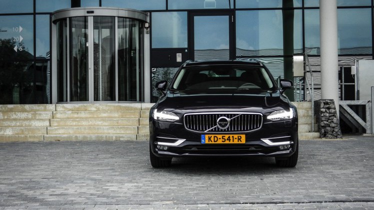 Autotest Volvo V90 D4 Inscription Geartronic, de Zweedse Estate met veel ruimte en comfort loopt over van verfijning en rust. Is hij klaar voor de Duitsers?