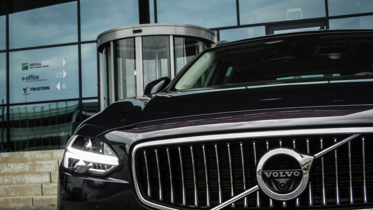 Autotest Volvo V90 D4 Inscription Geartronic, de Zweedse Estate met veel ruimte en comfort loopt over van verfijning en rust. Is hij klaar voor de Duitsers?