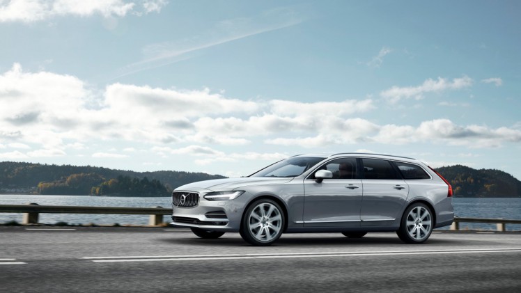 Prijzen en uitvoeringen Volvo V90 bekend. De nieuwe Estate volgt de V70 op, komt na de zomer naar Nederland en kost minimaal 45.995 euro.