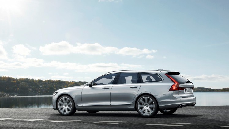 Prijzen en uitvoeringen Volvo V90 bekend. De nieuwe Estate volgt de V70 op, komt na de zomer naar Nederland en kost minimaal 45.995 euro.