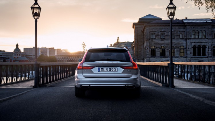 Prijzen en uitvoeringen Volvo V90 bekend. De nieuwe Estate volgt de V70 op, komt na de zomer naar Nederland en kost minimaal 45.995 euro.