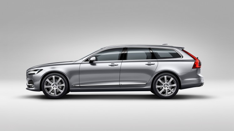 Prijzen en uitvoeringen Volvo V90 bekend. De nieuwe Estate volgt de V70 op, komt na de zomer naar Nederland en kost minimaal 45.995 euro.