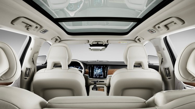 Prijzen en uitvoeringen Volvo V90 bekend. De nieuwe Estate volgt de V70 op, komt na de zomer naar Nederland en kost minimaal 45.995 euro.