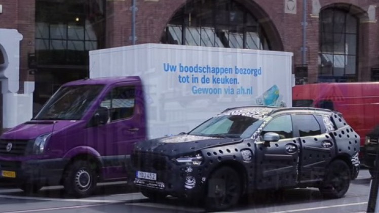 Een prototype van de nieuwe Volvo XC40 is door fotograaf Thomas Schlijper gespot in de Haarlemmerstraat van Amsterdam. Bekijk hier de spy video.