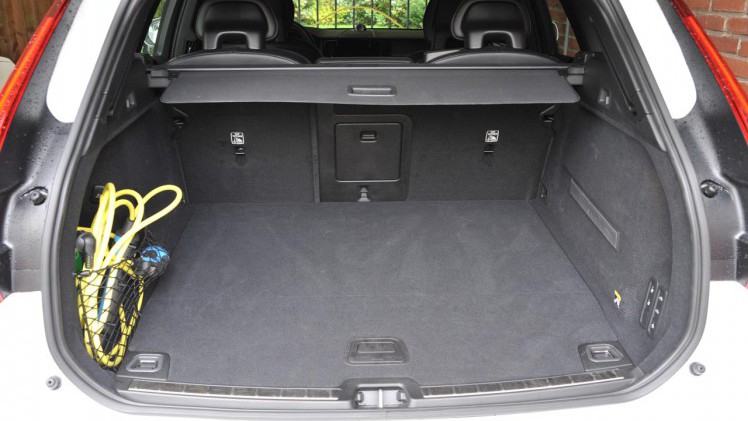 Volvo biedt met de nieuwe XC60 dezelfde voorzieningen als de grote XC90. De topversie is de T8 die met zijn benzine/elektrische aandrijflijn ook volledig elektrisch kan rijden.