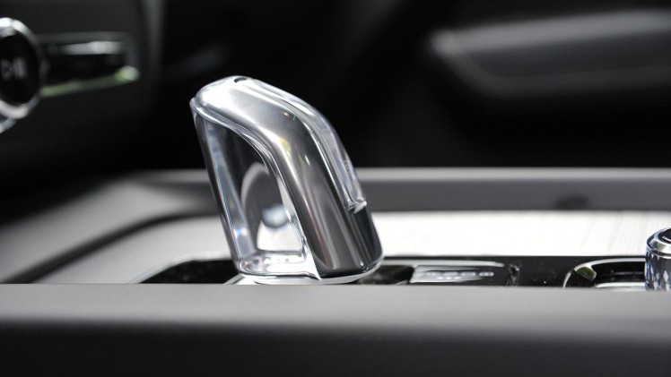 Volvo biedt met de nieuwe XC60 dezelfde voorzieningen als de grote XC90. De topversie is de T8 die met zijn benzine/elektrische aandrijflijn ook volledig elektrisch kan rijden.