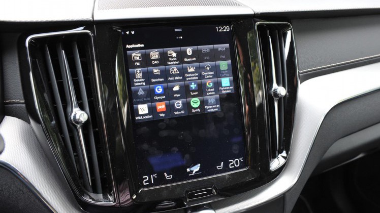 Volvo biedt met de nieuwe XC60 dezelfde voorzieningen als de grote XC90. De topversie is de T8 die met zijn benzine/elektrische aandrijflijn ook volledig elektrisch kan rijden.