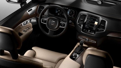 Voor wie de Volvo XC90 First Edition wat te gortig is, hebben we goed nieuws. De XC90 is nu ook tegen een schappelijker tarief te bestellen. Prijzen starten bij 67.995 euro.