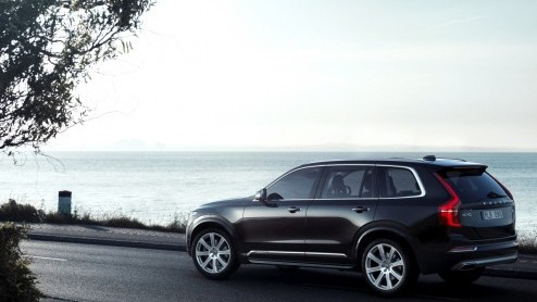 Voor wie de Volvo XC90 First Edition wat te gortig is, hebben we goed nieuws. De XC90 is nu ook tegen een schappelijker tarief te bestellen. Prijzen starten bij 67.995 euro.