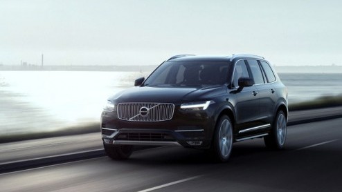 Voor wie de Volvo XC90 First Edition wat te gortig is, hebben we goed nieuws. De XC90 is nu ook tegen een schappelijker tarief te bestellen. Prijzen starten bij 67.995 euro.