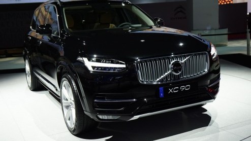 Voor wie de Volvo XC90 First Edition wat te gortig is, hebben we goed nieuws. De XC90 is nu ook tegen een schappelijker tarief te bestellen. Prijzen starten bij 67.995 euro.