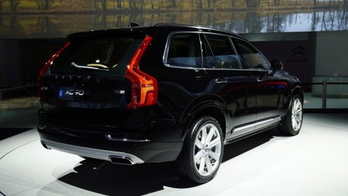 Voor wie de Volvo XC90 First Edition wat te gortig is, hebben we goed nieuws. De XC90 is nu ook tegen een schappelijker tarief te bestellen. Prijzen starten bij 67.995 euro.