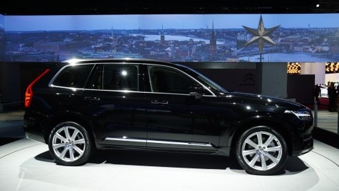Voor wie de Volvo XC90 First Edition wat te gortig is, hebben we goed nieuws. De XC90 is nu ook tegen een schappelijker tarief te bestellen. Prijzen starten bij 67.995 euro.