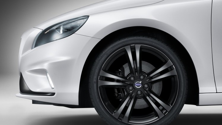 Volvo gaat in gelimiteerde oplage een 'Carbon Edition' van de V40 bouwen. De naam zegt het al: in de auto zit carbon verwerkt. En hij komt ook met 20% bijtelling.