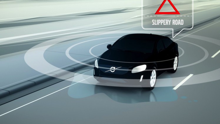 Volvo introduceert connected V90 Cross Country met Slippery Road Alert en Hazard Light Alert via Volvo Cloud.