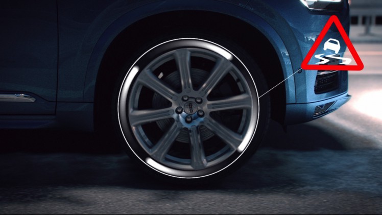 Volvo introduceert connected V90 Cross Country met Slippery Road Alert en Hazard Light Alert via Volvo Cloud.