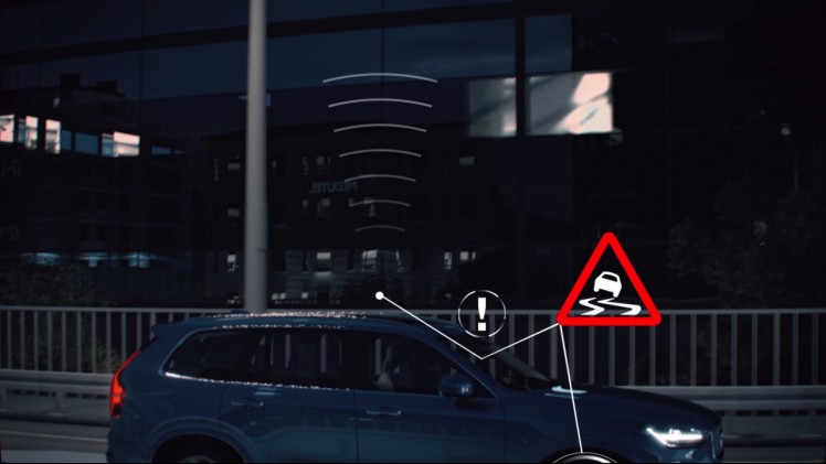 Volvo introduceert connected V90 Cross Country met Slippery Road Alert en Hazard Light Alert via Volvo Cloud.