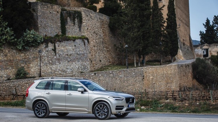Autotest met nieuwe Volvo XC90 T8 Twin Engine en XC90 D5 AWD. Ale ins-and-outs in de rijtest tijdens de persintroductie in Barcelona.