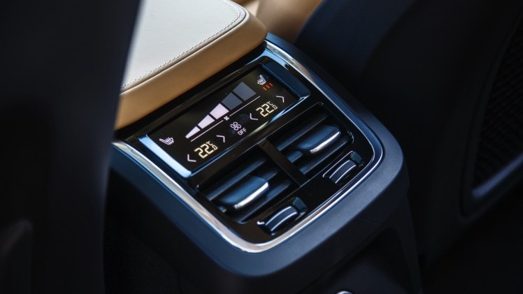 Autotest met nieuwe Volvo XC90 T8 Twin Engine en XC90 D5 AWD. Ale ins-and-outs in de rijtest tijdens de persintroductie in Barcelona.