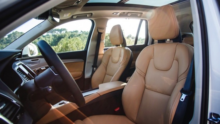 Autotest met nieuwe Volvo XC90 T8 Twin Engine en XC90 D5 AWD. Ale ins-and-outs in de rijtest tijdens de persintroductie in Barcelona.