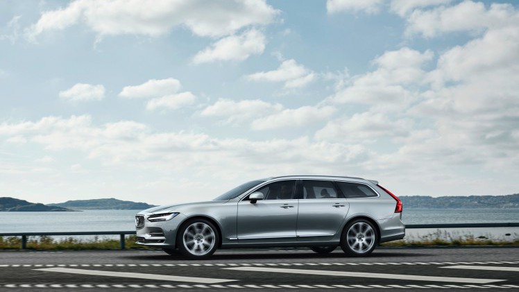 De Volvo V90 is terug. Na achttien jaar afwezigheid kun je dit najaar weer een nieuwe V90 halen. Vandaag onthult Volvo in Zweden de nieuwe grote stationwagen.