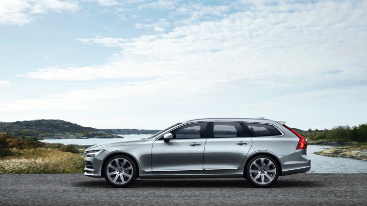De Volvo V90 is terug. Na achttien jaar afwezigheid kun je dit najaar weer een nieuwe V90 halen. Vandaag onthult Volvo in Zweden de nieuwe grote stationwagen.