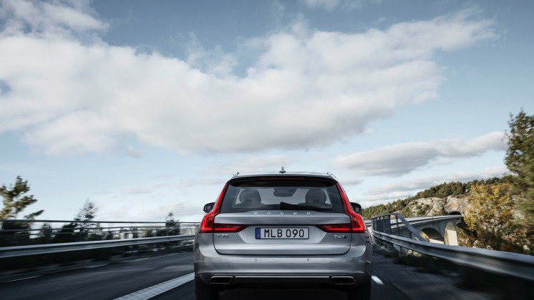 De Volvo V90 is terug. Na achttien jaar afwezigheid kun je dit najaar weer een nieuwe V90 halen. Vandaag onthult Volvo in Zweden de nieuwe grote stationwagen.