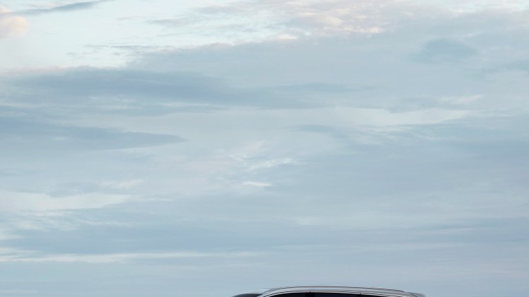 De Volvo V90 is terug. Na achttien jaar afwezigheid kun je dit najaar weer een nieuwe V90 halen. Vandaag onthult Volvo in Zweden de nieuwe grote stationwagen.