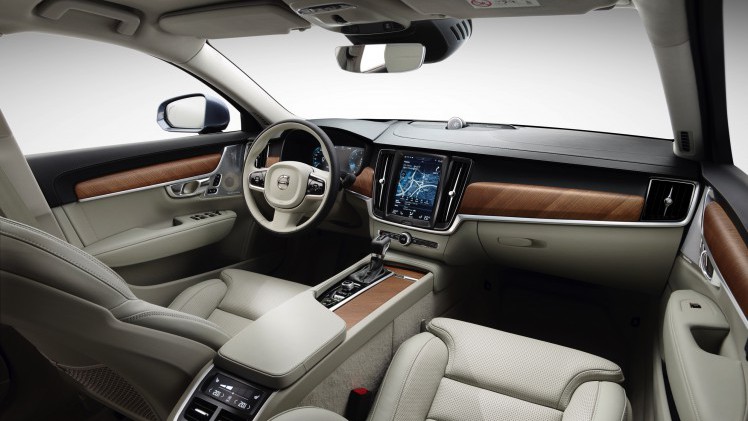 De Volvo V90 is terug. Na achttien jaar afwezigheid kun je dit najaar weer een nieuwe V90 halen. Vandaag onthult Volvo in Zweden de nieuwe grote stationwagen.