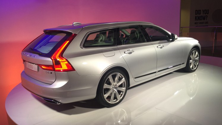 De Volvo V90 is terug. Na achttien jaar afwezigheid kun je dit najaar weer een nieuwe V90 halen. Vandaag onthult Volvo in Zweden de nieuwe grote stationwagen.