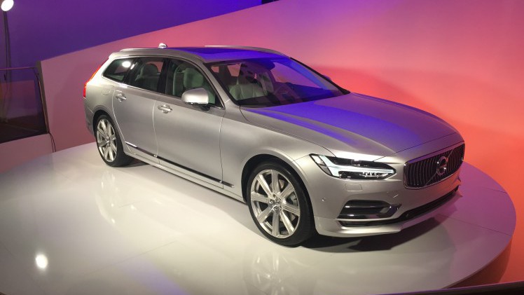 De Volvo V90 is terug. Na achttien jaar afwezigheid kun je dit najaar weer een nieuwe V90 halen. Vandaag onthult Volvo in Zweden de nieuwe grote stationwagen.