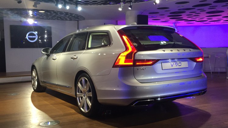 De Volvo V90 is terug. Na achttien jaar afwezigheid kun je dit najaar weer een nieuwe V90 halen. Vandaag onthult Volvo in Zweden de nieuwe grote stationwagen.