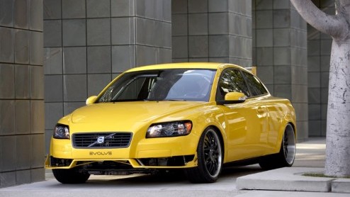 De SEMA-beurs in Las Vegas is weer aan de gang en dat betekent dat je veel plastic, chroom en veels te grote spoilers en velgen ziet op autos. Dat noemen ze dan verfraaien. Ook een merk als Volvo, wa