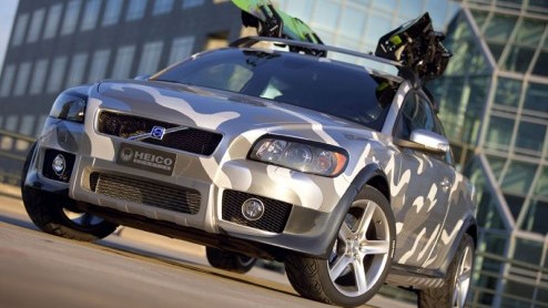 De SEMA-beurs in Las Vegas is weer aan de gang en dat betekent dat je veel plastic, chroom en veels te grote spoilers en velgen ziet op autos. Dat noemen ze dan verfraaien. Ook een merk als Volvo, wa