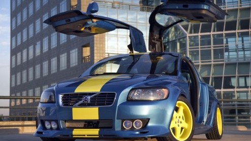 De SEMA-beurs in Las Vegas is weer aan de gang en dat betekent dat je veel plastic, chroom en veels te grote spoilers en velgen ziet op autos. Dat noemen ze dan verfraaien. Ook een merk als Volvo, wa